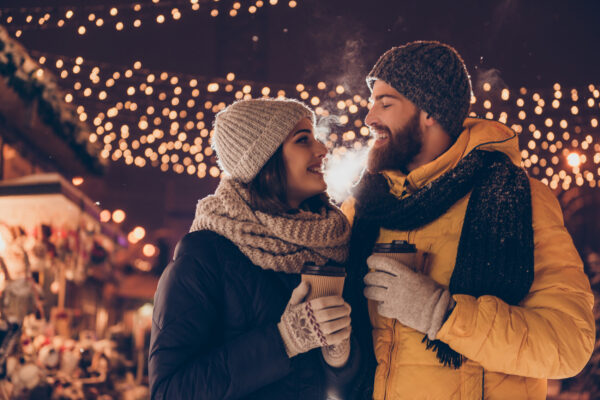 Paar Winter Weihnachtsmarkt