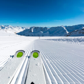 Ski-Spaß in Österreich: 3 Tage übers Wochenende im guten 3.5* Hotel inkl. Halbpension & Skipass ab 301€