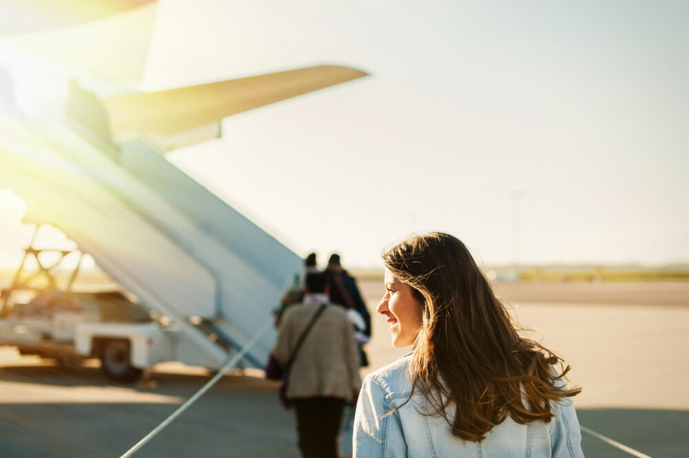 Flugzeug Frau einsteigen