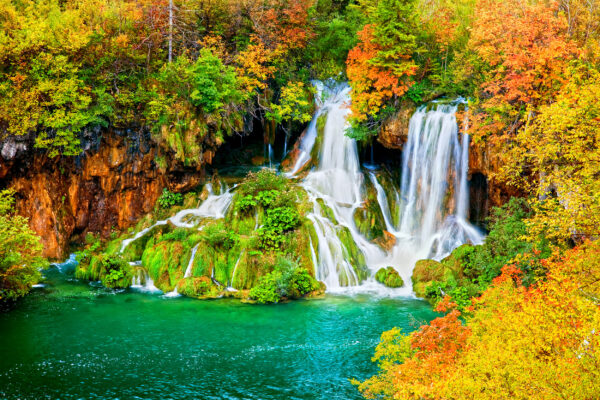 Kroatien Wasserfall See bunt