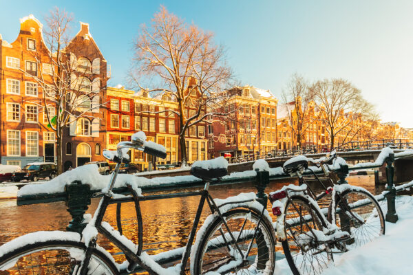 Niederlande Amsterdam Fahrraeder Schnee