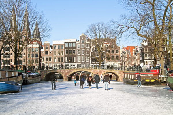 Niederlande Amsterdam Grachten gefroren
