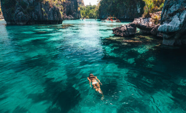 Philippinen Palawan Frau Lagune