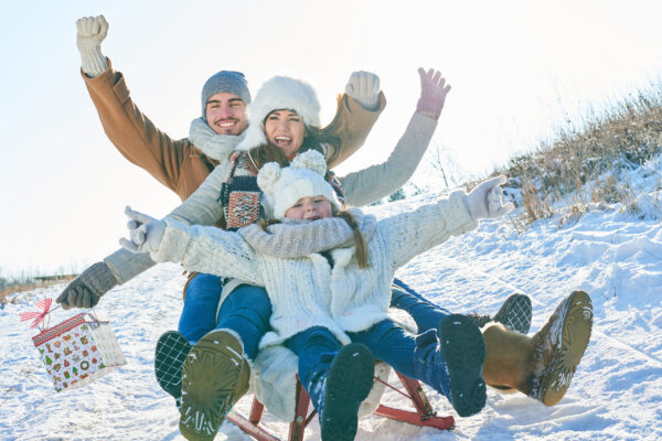 Schlitten fahren Schnee Rodeln Familie