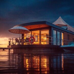 Floating Village in Bayern: 3 Tage im schwimmenden Haus inkl. Frühstück ab 149€ Floating Village in Bayern: 3 Tage im schwimmenden Haus inkl. Frühstück ab 149€