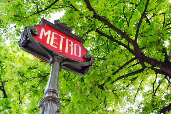 Frankreich Paris Frühling Metroschild