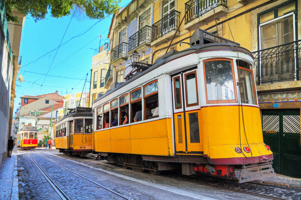 Portugal Lissabon Frühling gelbe Tram