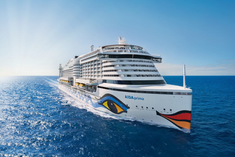 AIDA Prima von vorne in voller Fahrt