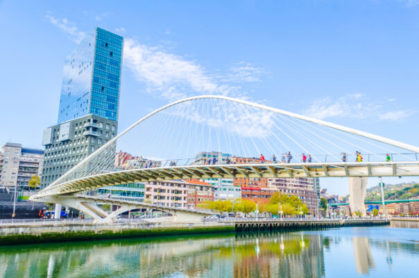 Spanien Bilbao Zubizuri Brücke