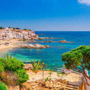 Spanien: 6 Tage an der Costa Brava im TOP 4* Hotel inkl. Halbpension & Flug nur 351€