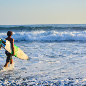 Surfen in Costa Rica: Die besten Spots zum Wellenreiten