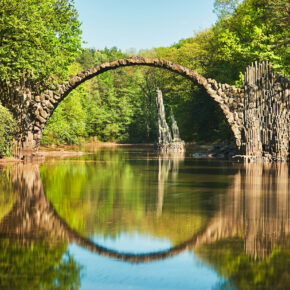 Wie aus dem Märchenbuch: Der romantische Rakotzsee & seine Brücke