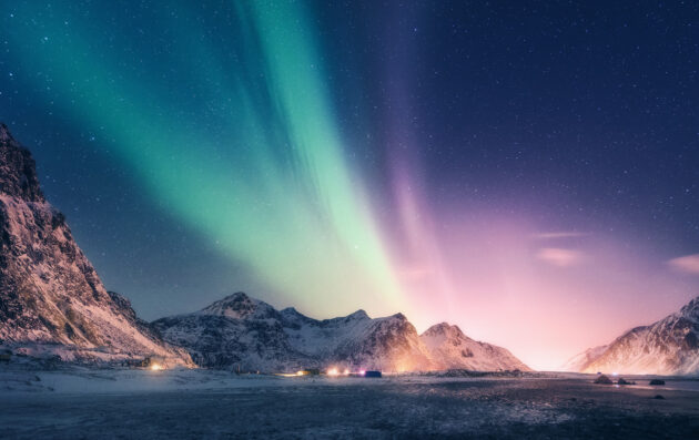 Norwegen Lofoten Polarlichter bunt