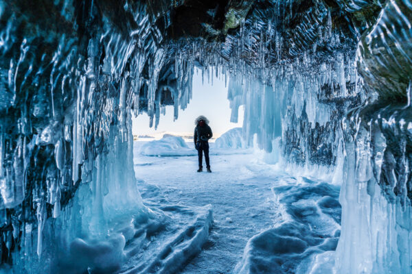 Russland Baikalsee Eishöhle Mann