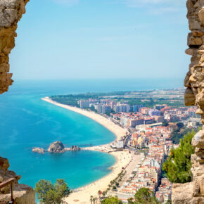Spanien: 5 Tage Costa Brava im TOP 4* Hotel am Strand inkl. Halbpension & Flug nur 316€