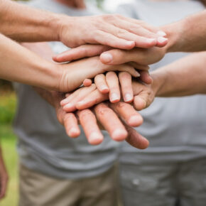 Helfen im Ausland: Chancen & Kritik des Voluntourismus & Freiwilligendienstes Helfen im Ausland: Chancen & Kritik des Voluntourismus & Freiwilligendienstes