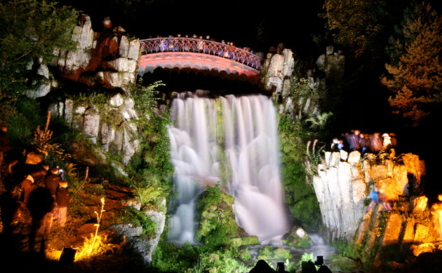 Im Sommer finden die Beleuchteten Wasserspiele einmal im Monat statt – ein Open-Air-Event, das tausende Besucher und Besucherinnen anlockt. © Kassel Marketing.