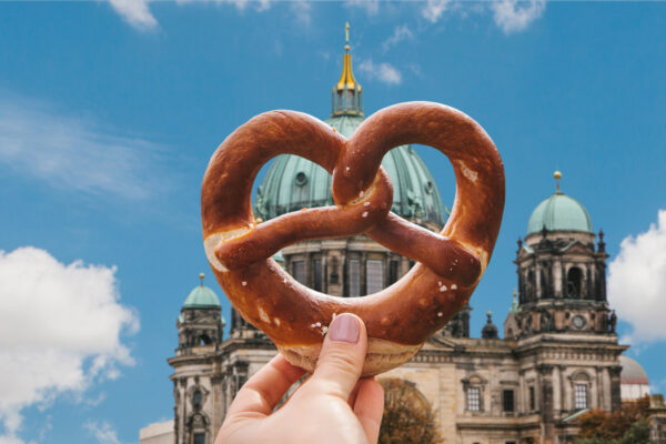 Deutschland Berliner Dom Brezel