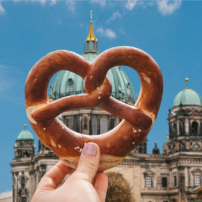 Deutschland Berliner Dom Brezel