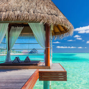 Once in a lifetime: 10 Tage Malediven in eigener 6* Luxus-Watervilla mit Pool, Halbpension, Flug, Transfer & Zug 8.060€