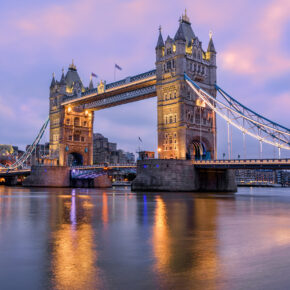 Großbritannien London Tower Bridge Lila Himmel