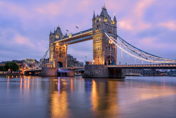 Großbritannien London Tower Bridge Lila Himmel