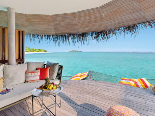 Luxusurlaub Malediven: Kanuhura Maldives Terrasse
