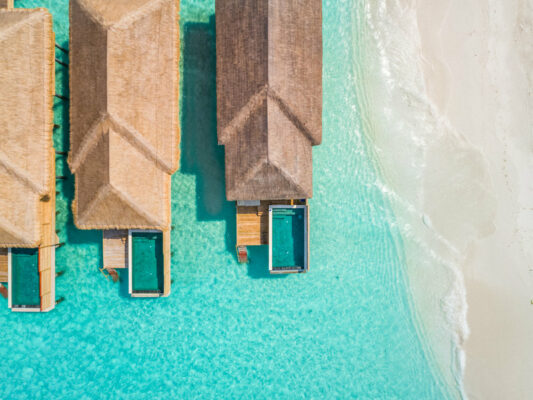 Luxusurlaub Malediven: Kudafushi Resort Wasservilla