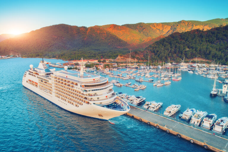 Die besten Weltreise Kreuzfahrten: Kosten & Routen auf einen Blick für die Saison 2026