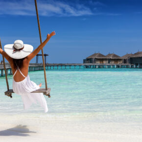 Malediven Luxus: 10 Tage im TOP 5* Resort mit Beach Pavillon, Frühstück, Flug & Transfer ab 2204€