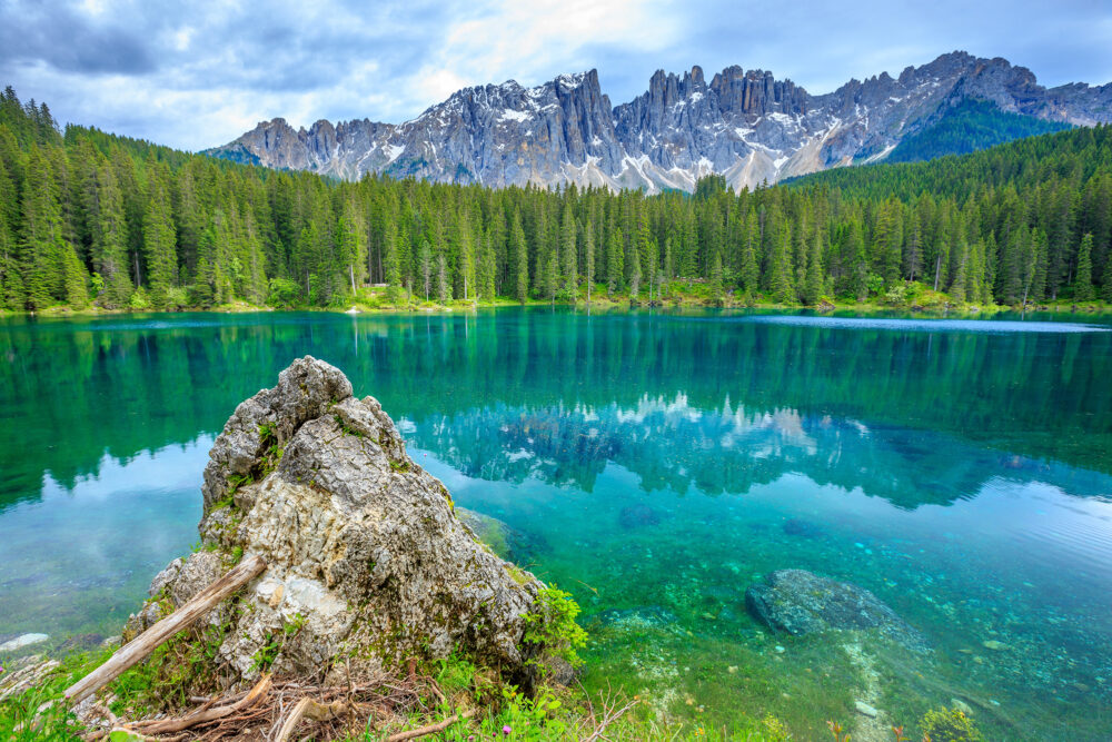 Italien Dolomiten Karersee Stein