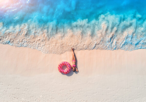 Kroatien Strand Frau Donut