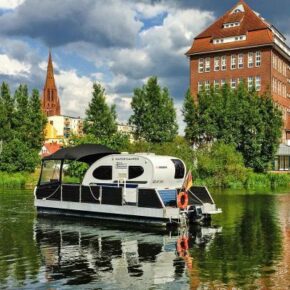 Außergewöhnlich: 6 Tage mit eigenem Watercamper auf der Mecklenburgischen Seenplatte ab 334€ p.P. Außergewöhnlich: 6 Tage mit eigenem Watercamper auf der Mecklenburgischen Seenplatte ab 334€ p.P.