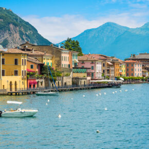 Italien Gardasee Gargnano Haeuser