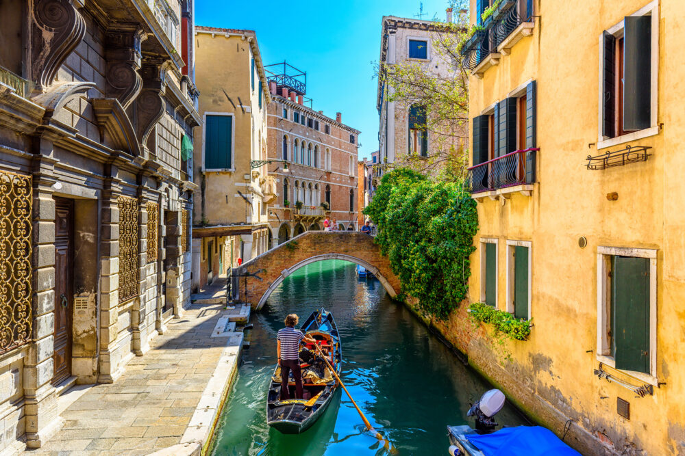 Italien Venedig Gondel enger Kanal