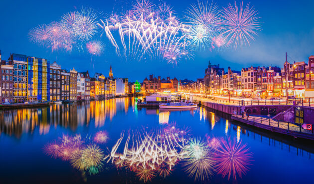 Niederlande Amsterdam Silvester Grachten Feuerwerk
