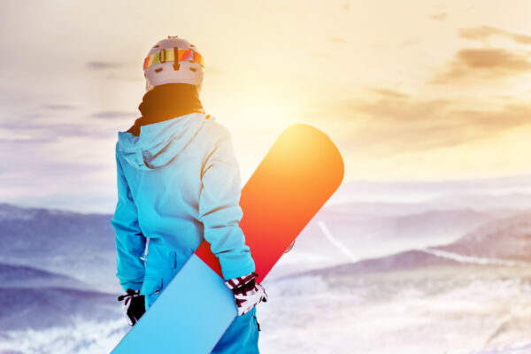 Snowboarderin Sonnenuntergang Schnee