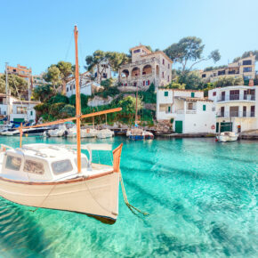 Mallorca: 8 Tage im guten 4* Hotel mit Halbpension, Flug, Transfer & Zug nur 399€