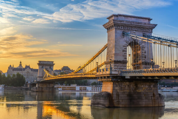 Ungarn Budapest Sonnenaufgang Chain Bruecke