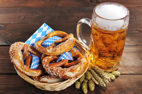 Deutschland München Oktoberfest Maß Brezel