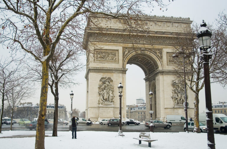 Frankreich Paris Arc de Triomphe Schnee