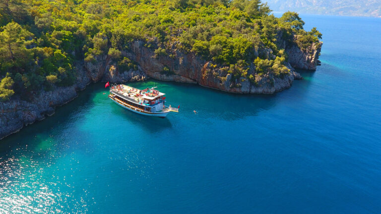 Boot liegt in Gokova Bay in Side in der Türkei