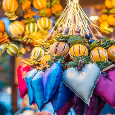 Weihnachtsmarkt Deko bunt Herzen