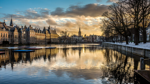 Niederlande Den Haag Binnenhof along Canal