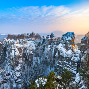Deutschland Sächsische Schweiz Elbsandsteingebirge Schnee Abendlicht