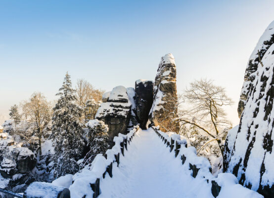 Deutschland Sächsische Schweiz Elbsandsteingebirge Schnee Brücke