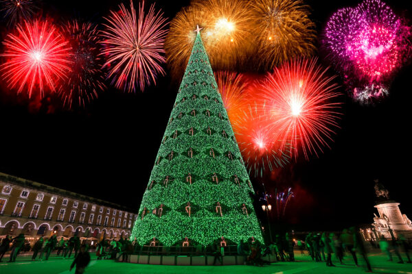 Portugal Lissabon Handelsplatz Weihnachtsbaum Feuerwerk