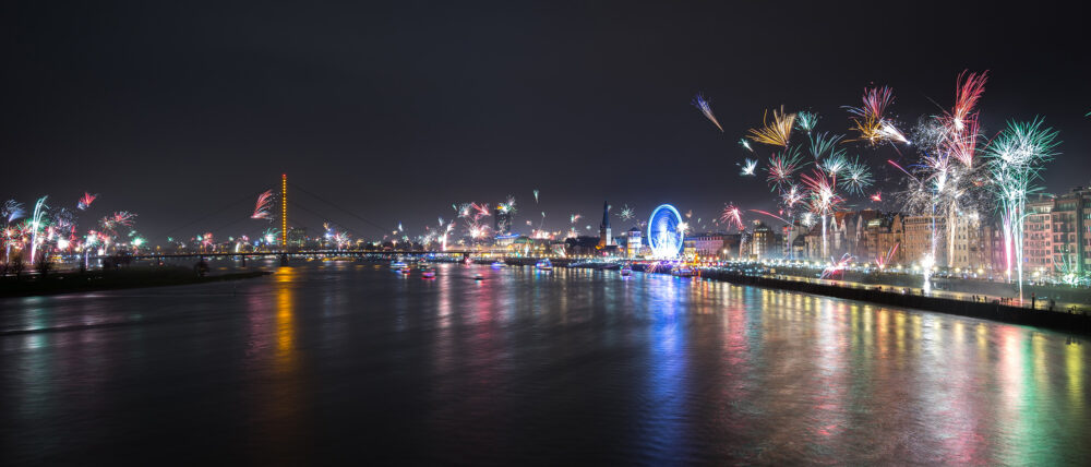 Deutschland Düsseldorf Silvester Feuerwerk