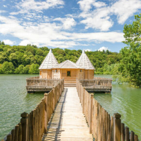 Märchenhaft: 2 Tage Frankreich im schwimmenden Schlösschen mit Frühstück & Whirlpool ab 81€ p.P.