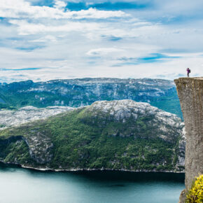 Arktische Sonne in Norwegen: 15 Tage Hurtigruten Kreuzfahrt inkl. Vollpension für 3.899€